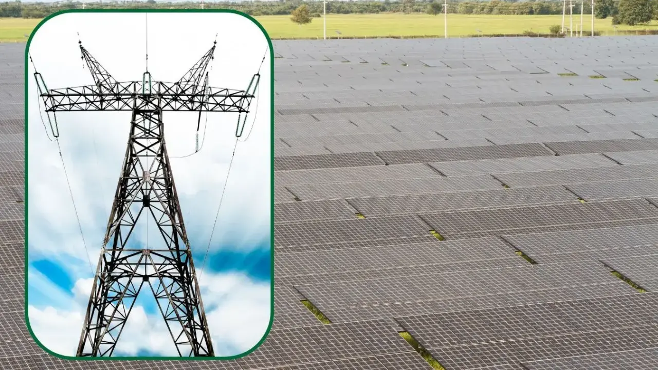 Potężna wieża energetyczna i ogromne pole paneli fotowoltaicznych symbolizują moc fotowoltaiki w Polsce, czerpiąc energię ze słońca.