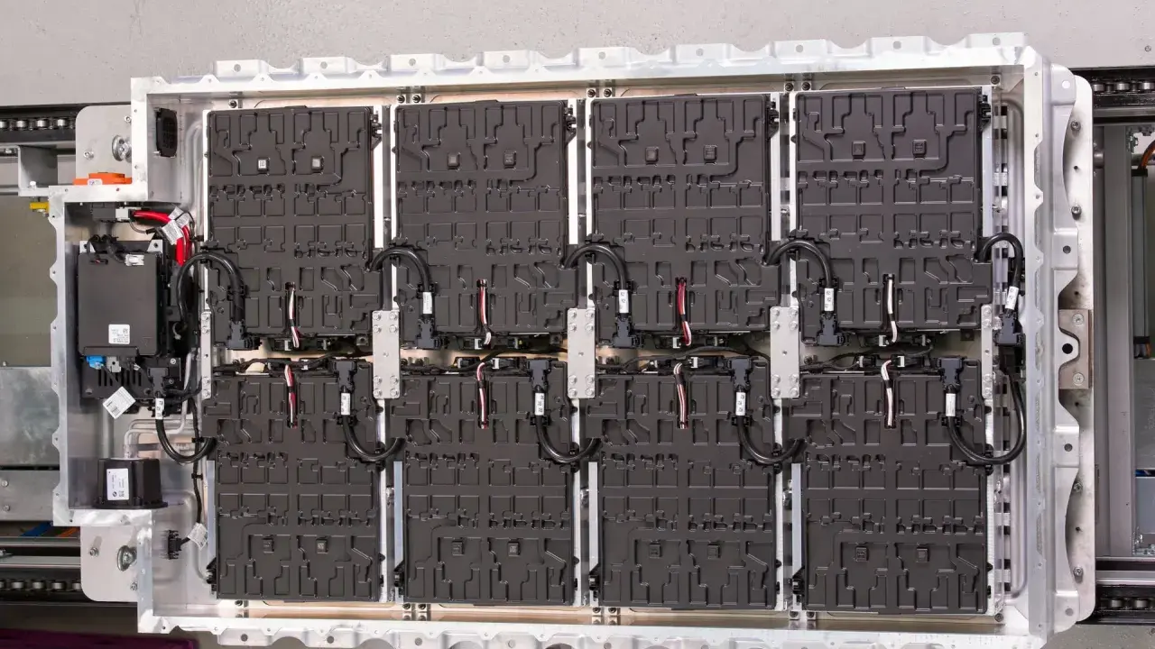 Wielki magazyn energii z akumulatorów samochodowych, gotowy do zasilenia elektrycznego pojazdu.