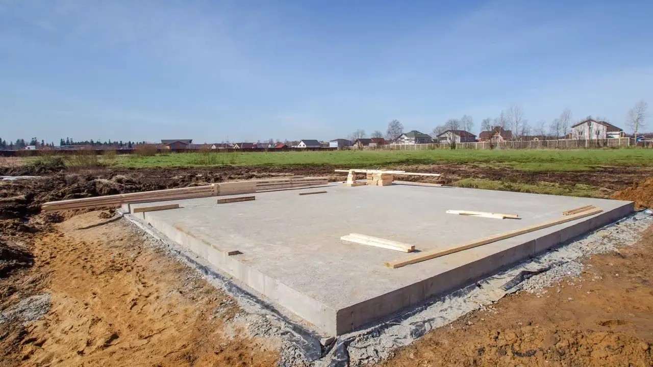 Płyta fundamentowa, jeden z rodzajów fundamentów, gotowa do dalszych prac budowlanych.