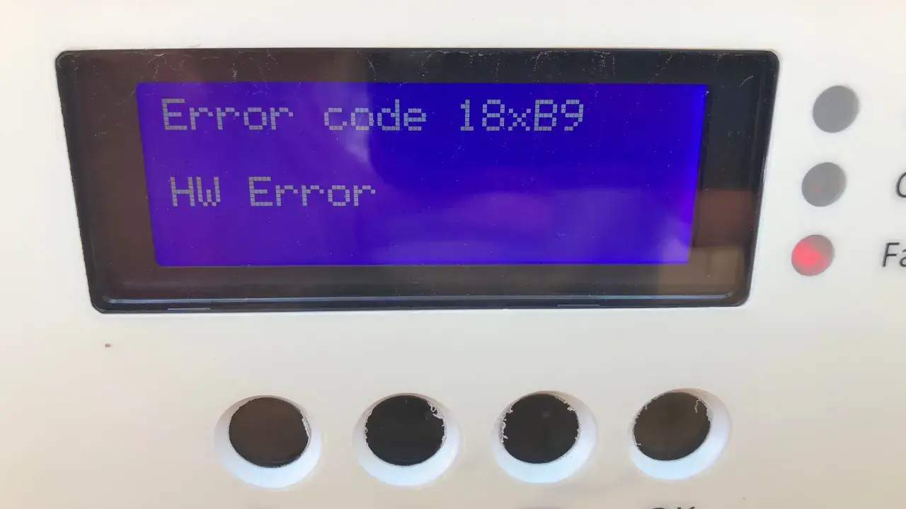 Komunikat "Error code 18xB9 HW Error" na wyświetlaczu urządzenia wskazuje, że solaredge monitoring nie działa z powodu błędu sprzętowego.