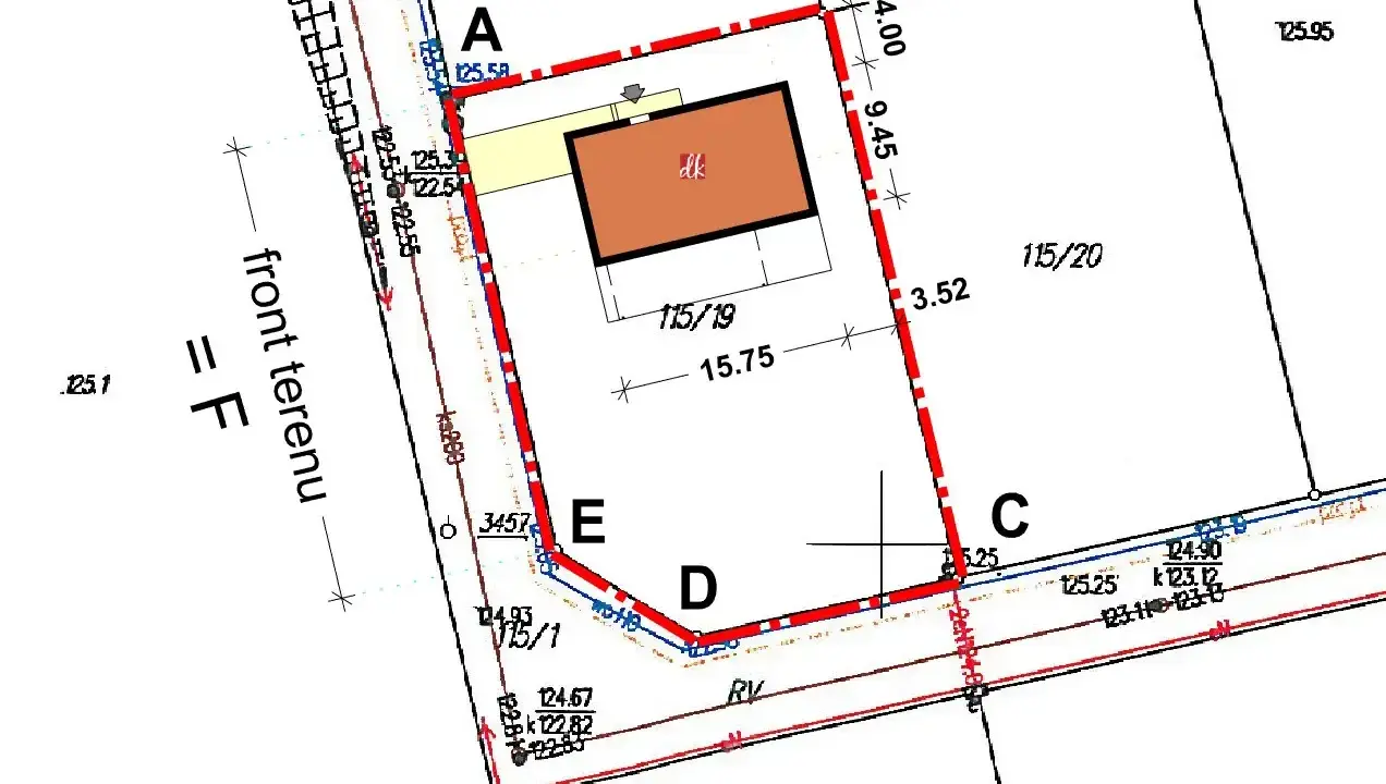 Plan działki z zaznaczonym budynkiem i granicami. Widać wymiary i oznaczenia, w tym wskaźnik powierzchni zabudowy.