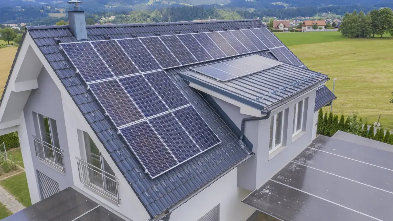 Dom z panelami fotowoltaicznymi na dachu. Energia słoneczna wady i zalety są widoczne w tej ekologicznej inwestycji.