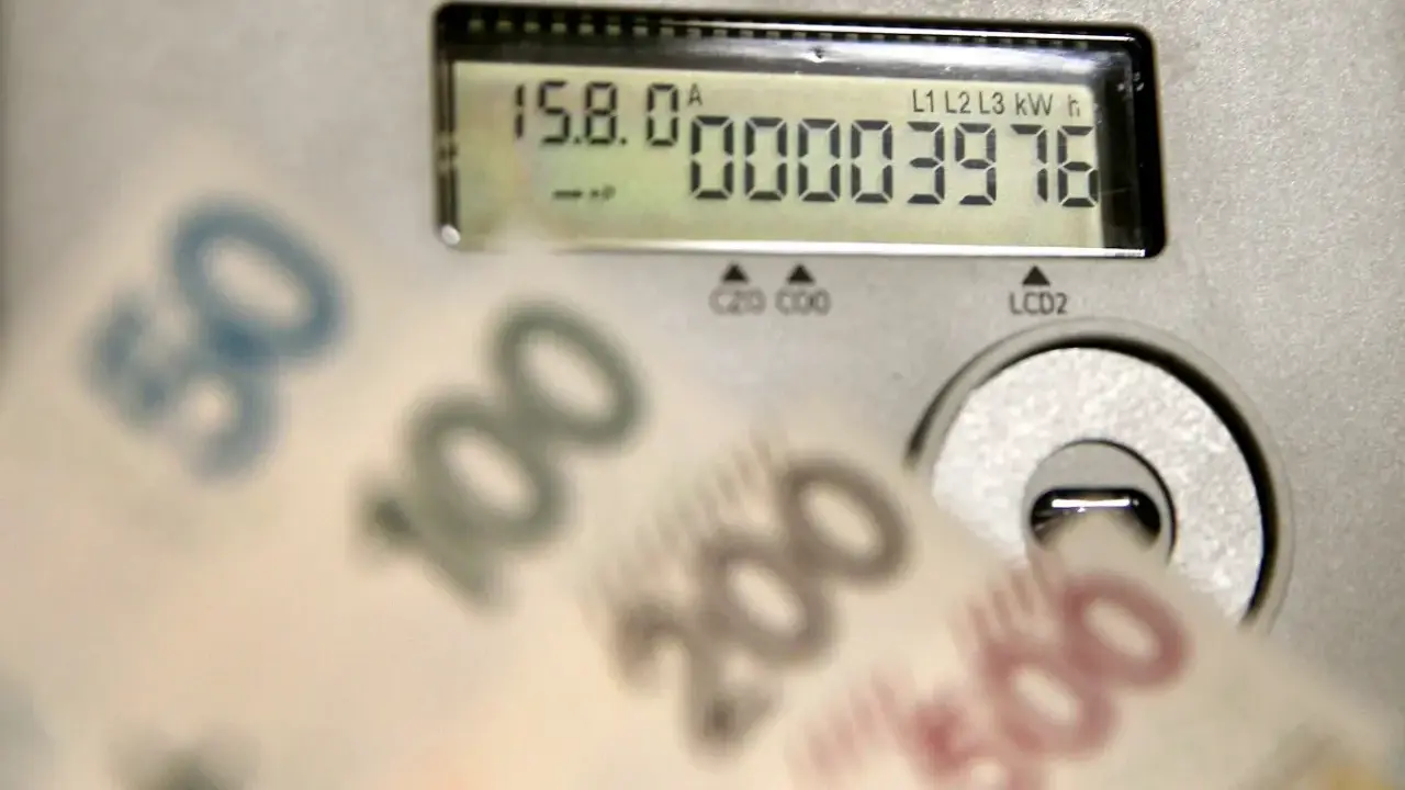 Liczniki energii i banknoty 50, 100, 200, 500 zł. Czy opłata kogeneracyjna co to jest, wpływa na rachunki?