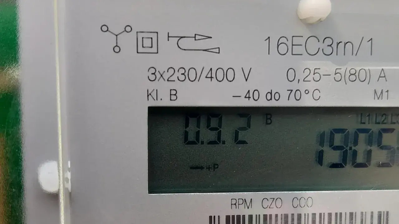 Zbliżenie na cyfrowy licznik energii elektrycznej. Widoczne oznaczenia techniczne, wskazania 0.9.2 i 190.5 kWh. Różne rodzaje liczników mogą mieć podobne parametry.
