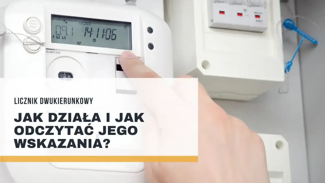 Opis licznika dwukierunkowego. Dłoń wskazuje na ekran licznika energii elektrycznej, pokazując jego odczyty.