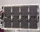 Wielki magazyn energii z akumulatorów samochodowych, gotowy do zasilenia elektrycznego pojazdu.