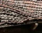 Krzywy dach z dachówką wymaga naprawy. Zobacz, jak wyprostować krzywy dach, by znów był równy i szczelny.