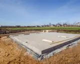 Płyta fundamentowa, jeden z rodzajów fundamentów, gotowa do dalszych prac budowlanych.