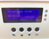 Komunikat "Error code 18xB9 HW Error" na wyświetlaczu urządzenia wskazuje, że solaredge monitoring nie działa z powodu błędu sprzętowego.