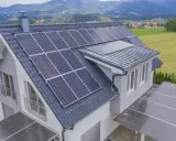 Dom z panelami fotowoltaicznymi na dachu. Energia słoneczna wady i zalety są widoczne w tej ekologicznej inwestycji.