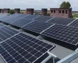 Panele fotowoltaiczne zamontowane na dachu pod kątem 10 stopni, gotowe do produkcji czystej energii.