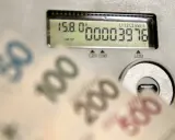 Liczniki energii i banknoty 50, 100, 200, 500 zł. Czy opłata kogeneracyjna co to jest, wpływa na rachunki?