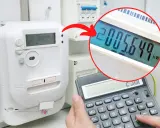 Jak odczytać licznik prądu? Na ekranie licznika widać zużycie 000004.1 kWh, a na kalkulatorze wpisano 2005.649.
