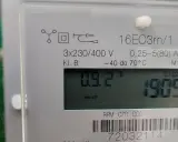 Zbliżenie na cyfrowy licznik energii elektrycznej. Widoczne oznaczenia techniczne, wskazania 0.9.2 i 190.5 kWh. Różne rodzaje liczników mogą mieć podobne parametry.