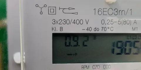 Zbliżenie na cyfrowy licznik energii elektrycznej. Widoczne oznaczenia techniczne, wskazania 0.9.2 i 190.5 kWh. Różne rodzaje liczników mogą mieć podobne parametry.