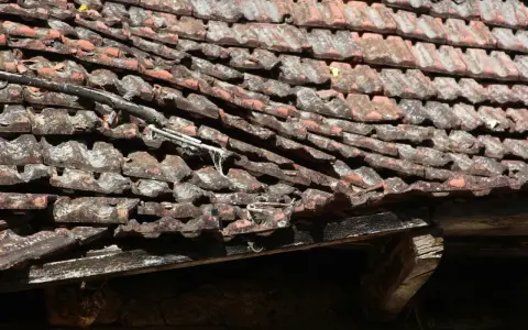Krzywy dach z dachówką wymaga naprawy. Zobacz, jak wyprostować krzywy dach, by znów był równy i szczelny.