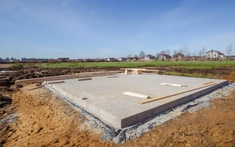 Płyta fundamentowa, jeden z rodzajów fundamentów, gotowa do dalszych prac budowlanych.