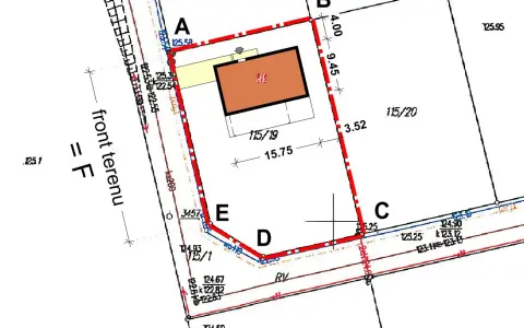 Plan działki z zaznaczonym budynkiem i granicami. Widać wymiary i oznaczenia, w tym wskaźnik powierzchni zabudowy.