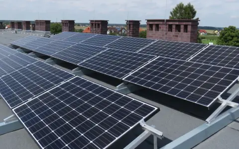 Panele fotowoltaiczne zamontowane na dachu pod kątem 10 stopni, gotowe do produkcji czystej energii.