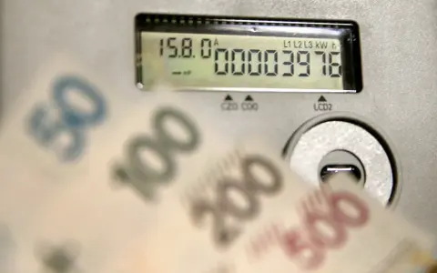 Liczniki energii i banknoty 50, 100, 200, 500 zł. Czy opłata kogeneracyjna co to jest, wpływa na rachunki?