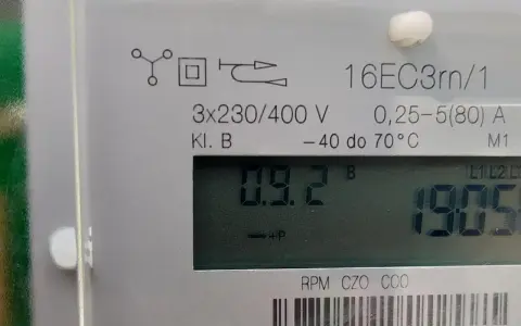 Zbliżenie na cyfrowy licznik energii elektrycznej. Widoczne oznaczenia techniczne, wskazania 0.9.2 i 190.5 kWh. Różne rodzaje liczników mogą mieć podobne parametry.