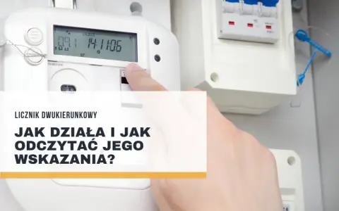 Opis licznika dwukierunkowego. Dłoń wskazuje na ekran licznika energii elektrycznej, pokazując jego odczyty.
