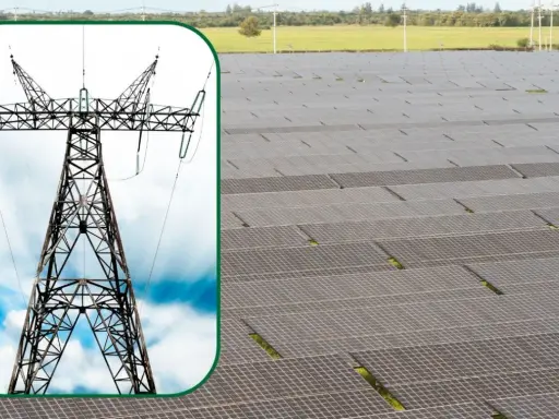 Potężna wieża energetyczna i ogromne pole paneli fotowoltaicznych symbolizują moc fotowoltaiki w Polsce, czerpiąc energię ze słońca.