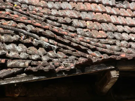 Krzywy dach z dachówką wymaga naprawy. Zobacz, jak wyprostować krzywy dach, by znów był równy i szczelny.