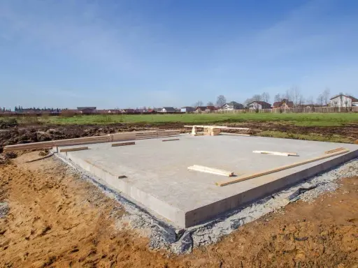 Płyta fundamentowa, jeden z rodzajów fundamentów, gotowa do dalszych prac budowlanych.