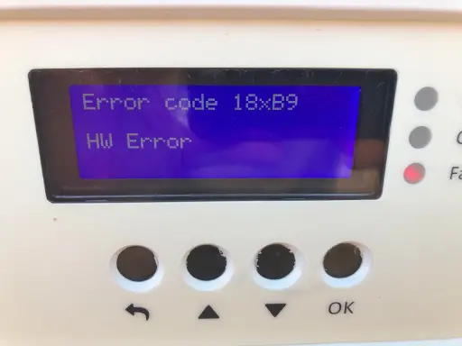 Komunikat "Error code 18xB9 HW Error" na wyświetlaczu urządzenia wskazuje, że solaredge monitoring nie działa z powodu błędu sprzętowego.