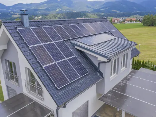 Dom z panelami fotowoltaicznymi na dachu. Energia słoneczna wady i zalety są widoczne w tej ekologicznej inwestycji.