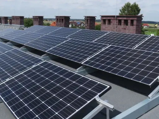 Panele fotowoltaiczne zamontowane na dachu pod kątem 10 stopni, gotowe do produkcji czystej energii.