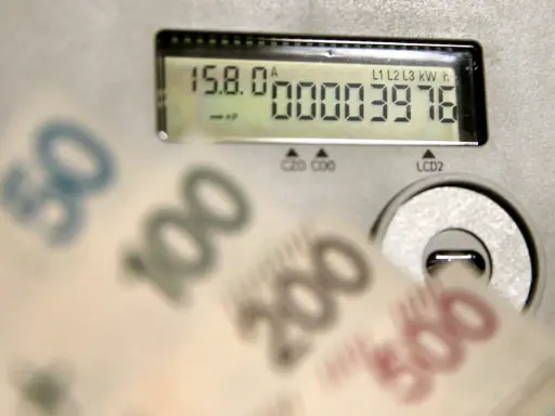 Liczniki energii i banknoty 50, 100, 200, 500 zł. Czy opłata kogeneracyjna co to jest, wpływa na rachunki?