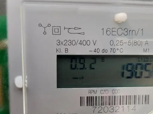Zbliżenie na cyfrowy licznik energii elektrycznej. Widoczne oznaczenia techniczne, wskazania 0.9.2 i 190.5 kWh. Różne rodzaje liczników mogą mieć podobne parametry.
