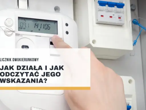 Opis licznika dwukierunkowego. Dłoń wskazuje na ekran licznika energii elektrycznej, pokazując jego odczyty.