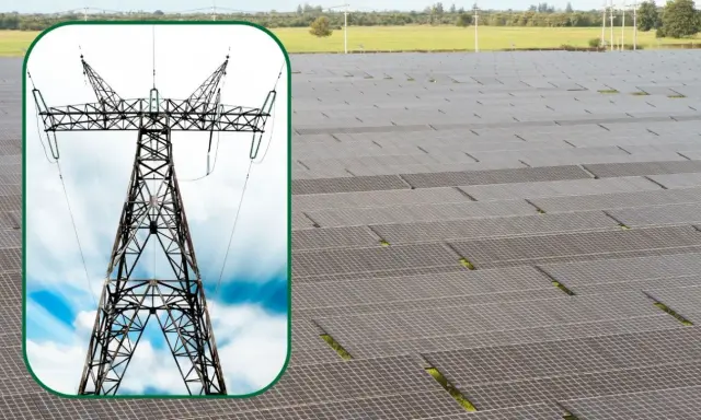 Potężna wieża energetyczna i ogromne pole paneli fotowoltaicznych symbolizują moc fotowoltaiki w Polsce, czerpiąc energię ze słońca.