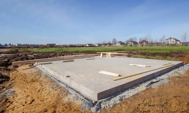 Płyta fundamentowa, jeden z rodzajów fundamentów, gotowa do dalszych prac budowlanych.