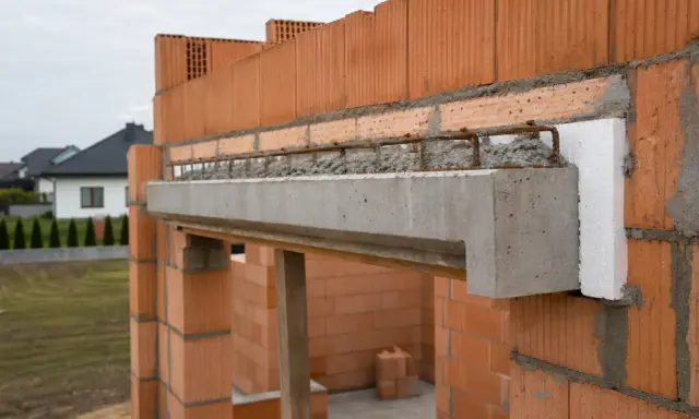 Solidna belka nad oknem, wykonana z betonu i zbrojenia, stanowi kluczowy element konstrukcyjny.