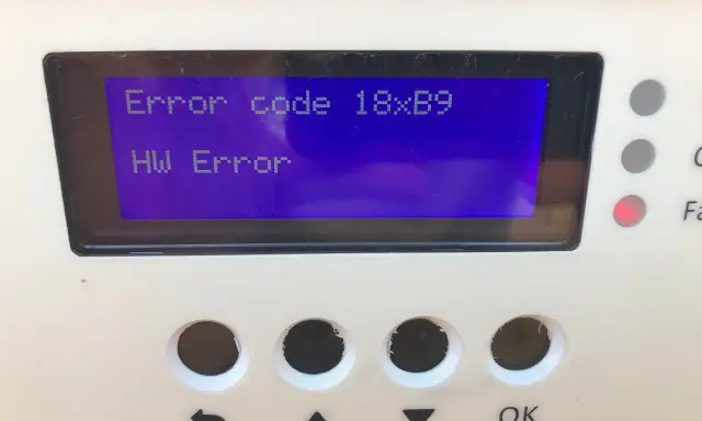 Komunikat "Error code 18xB9 HW Error" na wyświetlaczu urządzenia wskazuje, że solaredge monitoring nie działa z powodu błędu sprzętowego.