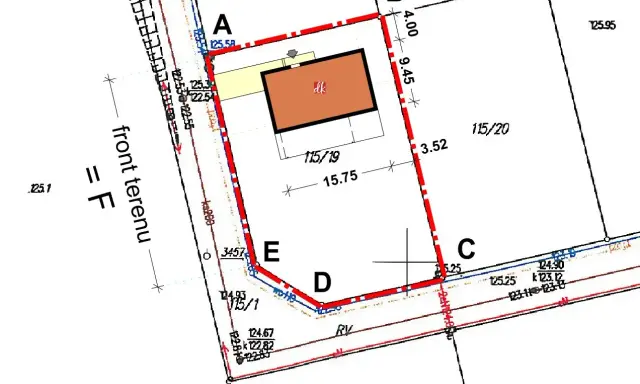 Plan działki z zaznaczonym budynkiem i granicami. Widać wymiary i oznaczenia, w tym wskaźnik powierzchni zabudowy.