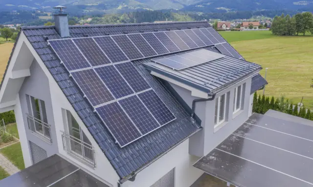 Dom z panelami fotowoltaicznymi na dachu. Energia słoneczna wady i zalety są widoczne w tej ekologicznej inwestycji.