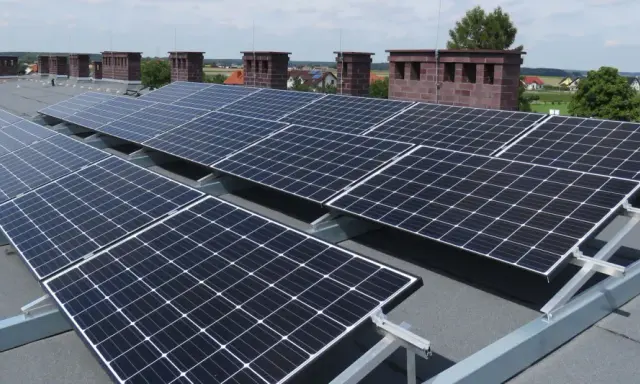 Panele fotowoltaiczne zamontowane na dachu pod kątem 10 stopni, gotowe do produkcji czystej energii.
