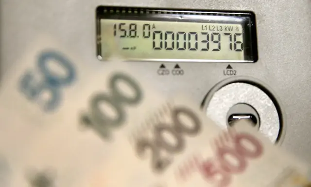 Liczniki energii i banknoty 50, 100, 200, 500 zł. Czy opłata kogeneracyjna co to jest, wpływa na rachunki?