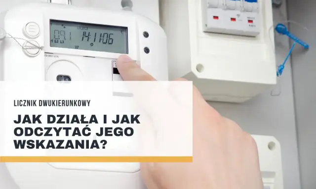 Opis licznika dwukierunkowego. Dłoń wskazuje na ekran licznika energii elektrycznej, pokazując jego odczyty.