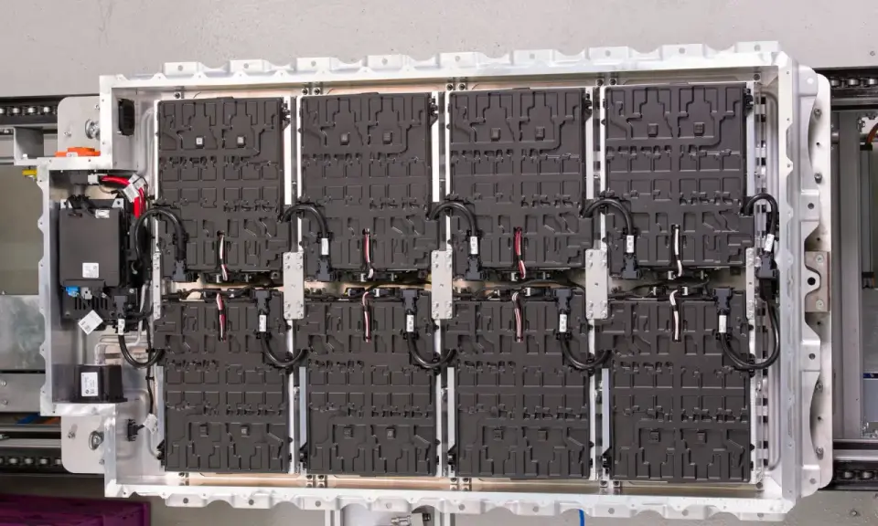 Wielki magazyn energii z akumulatorów samochodowych, gotowy do zasilenia elektrycznego pojazdu.