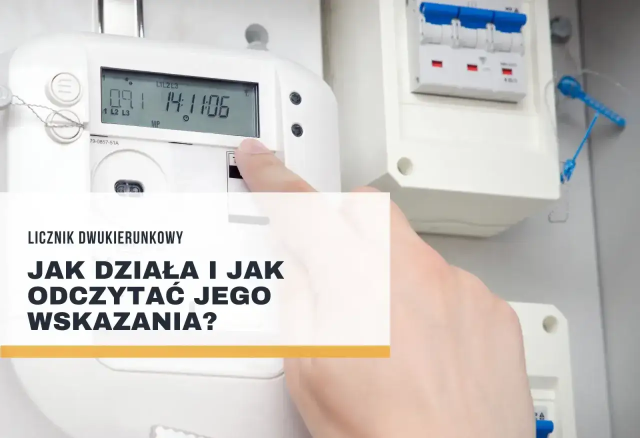 Opis licznika dwukierunkowego. Dłoń wskazuje na wyświetlacz licznika energii elektrycznej, pokazujący czas.