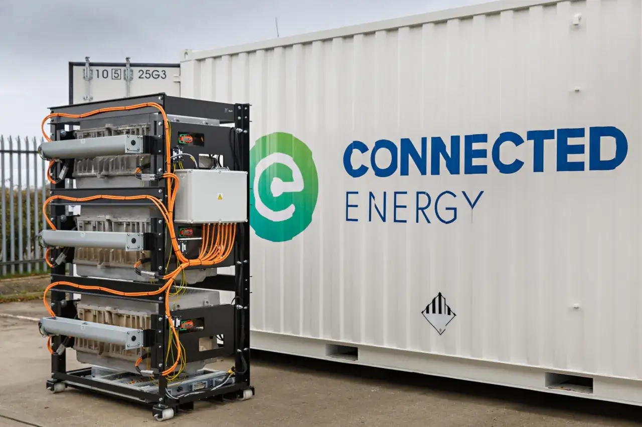 Mobilny magazyn energii z akumulatorów samochodowych, obok białego kontenera z logo Connected Energy.