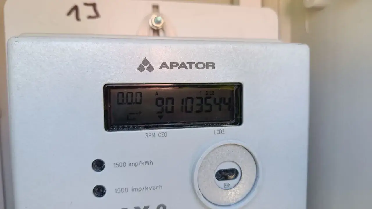 Stan licznika energii elektrycznej APATOR: 90103544. Widoczny numer 13 na obudowie.