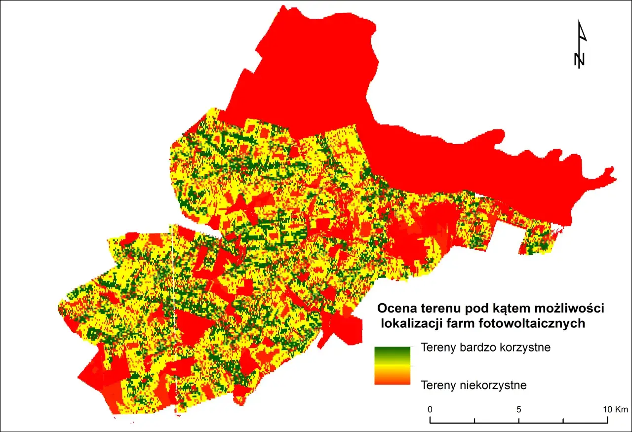 Mapa oceny terenu pod kątem lokalizacji farm fotowoltaicznych w Polsce. Kolory wskazują stopień korzystności: zielony - bardzo korzystne, żółty - średnio, czerwony - niekorzystne.