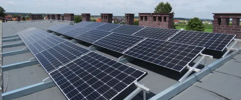 Panele fotowoltaiczne zamontowane na dachu pod kątem 10 stopni, gotowe do produkcji czystej energii.